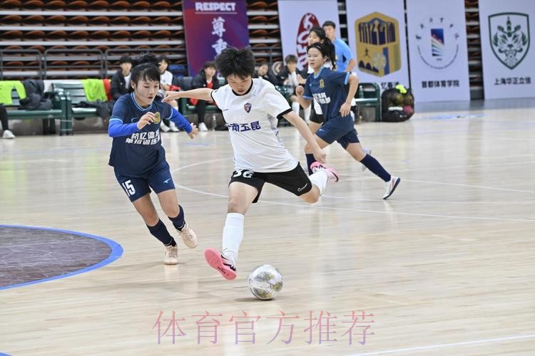 首度登顶 杭州临平乐茵斩获2025女五联赛冠军奖杯